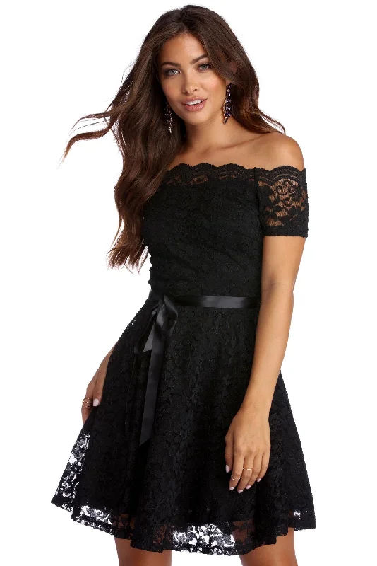 Abigail Scalloped Lace Formal Dress